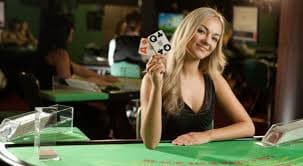 Antarmuka penempatan taruhan Speed Blackjack dengan kontrol hit dan stand